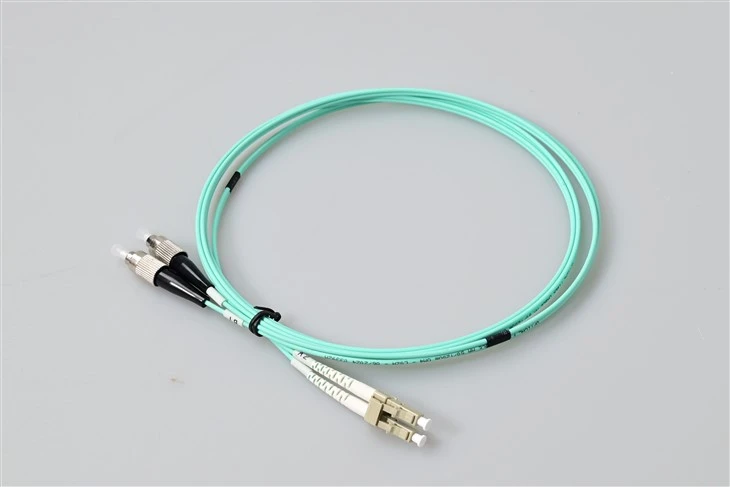 LC UPC ถึง FC UPC OM3 Multimode Duplex Patch Cable – G657A1 Bend Insensitive, ขั้นต่ำ 10 มม. รัศมีการโค้งงอ 2.0 มม. LSZH