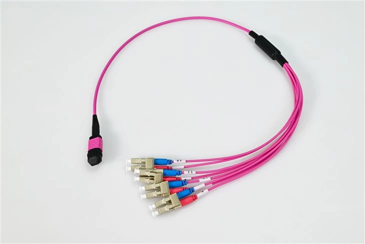 สายแพทช์ไฟเบอร์ออปติก LC ถึง MPO 8 Core 3.0 มม. OM4