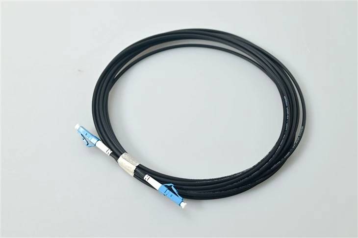 สายแพทช์ไฟเบอร์โหมดเดี่ยว LC UPC Simplex สีดำสำหรับการเชื่อมต่อ SFF ความหนาแน่นสูง-