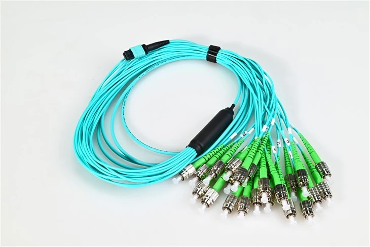 สายแพทช์ไฟเบอร์ออปติก Mtp ถึง Fc Apc 24core Om3 3.0 มม